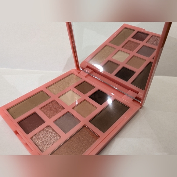 Ciaté Everyday Vacay Eye & Face Palette 12-shade bronzing, blusher & highlight - Picture 5 of 12